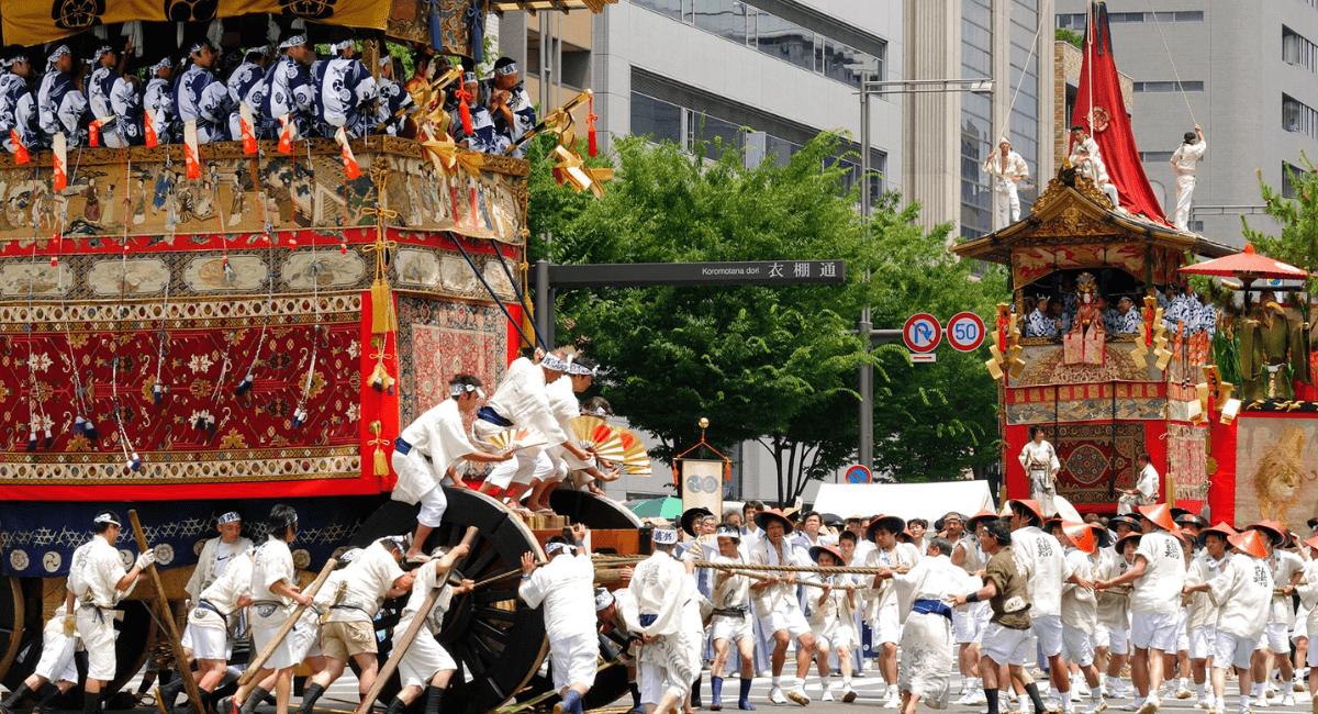 el the Rush of Traditional Japanese Culture at Festivals and Rituals